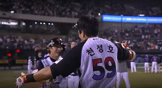8일 끝내기 안타 친 뒤 손용준과 포옹하는 천성호(오른쪽)
