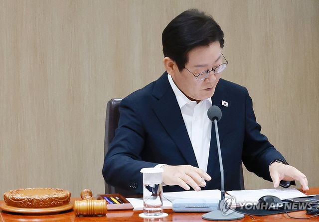 이재명 대통령, 국무회의 의안 심의 준비