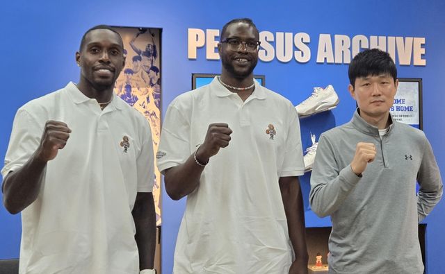 가스공사의 강혁 감독과 만콕 마티앙, 라건아(오른쪽부터)