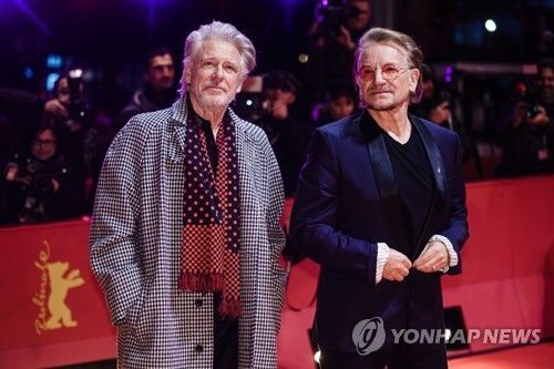 U2의 보컬 보노(오른쪽)와 베이시스트 애덤 클레이튼(왼쪽)
