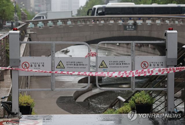 통제된 청계천 산책로