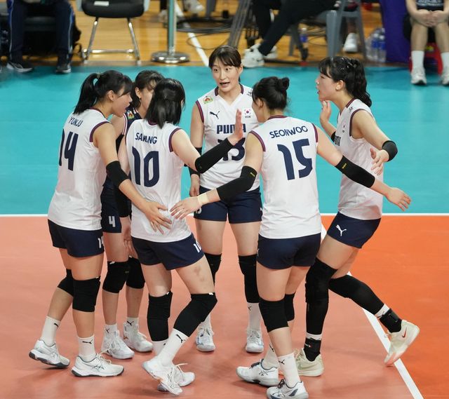 진주 국제대회 아르헨티나전 득점 후 기뻐하는 한국 여자배구 대표팀 선수들