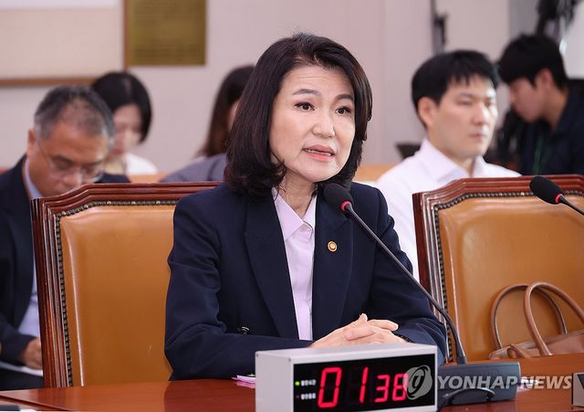 질의에 답하는 이진숙 방송통신위원장