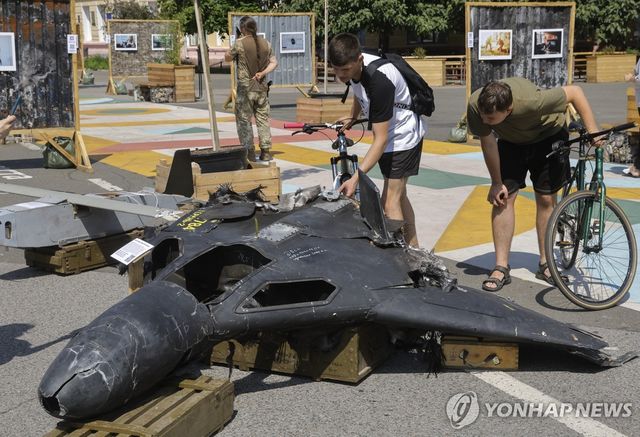 도네츠크 지역에 전시된 러시아 드론과 폭탄