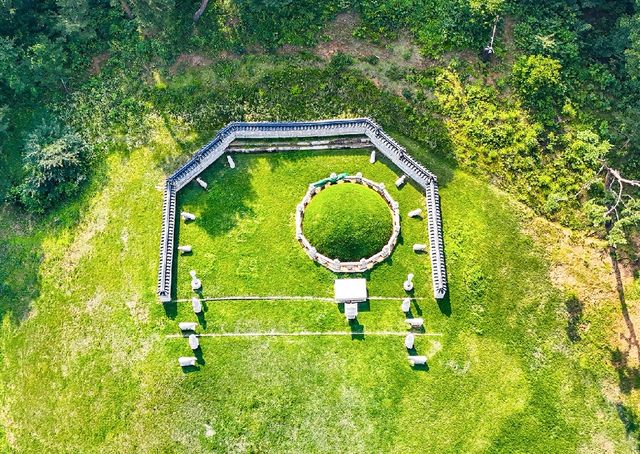 왼쪽 능 자리가 비어있는 정성왕후의 홍릉 [사진/백승렬 기자] 