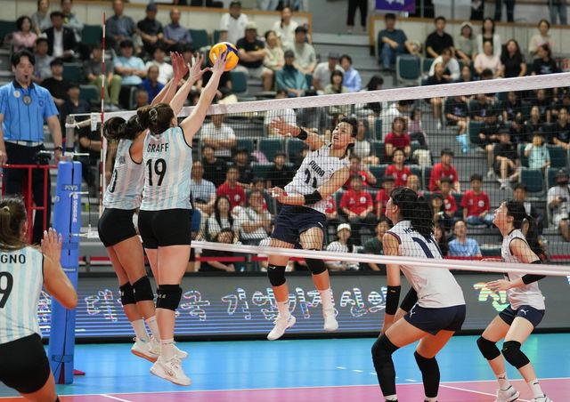 진주 국제대회 아르헨티나전에서 공격하는 문지윤(중앙)