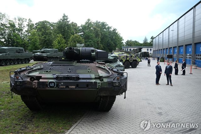 독일 방산업체 라인메탈 앞의 군용차