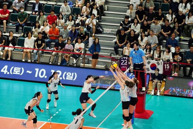 스파이크하는 한국 여자배구 대표팀의 강소휘(중앙)