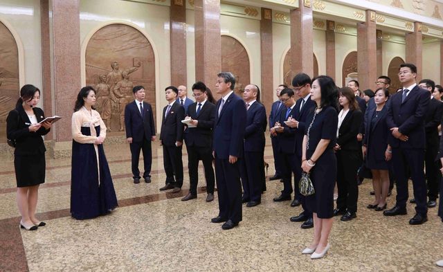 조선혁명박물관 참관하는 왕야쥔 주북 중국대사