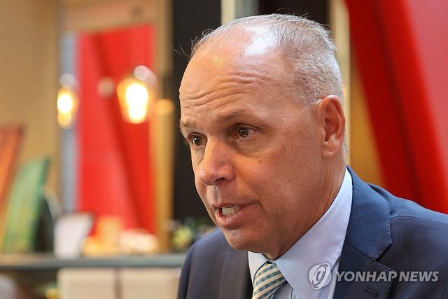 인터뷰하는 브라이언 힌드먼 블루오션 CEO