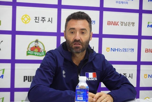 인터뷰하는 곤살레스 프랑스 여자배구 대표팀 감독