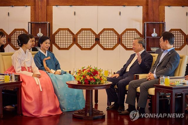 이재명 대통령 부부, 또 럼 베트남 당 서기장 부부와 차담