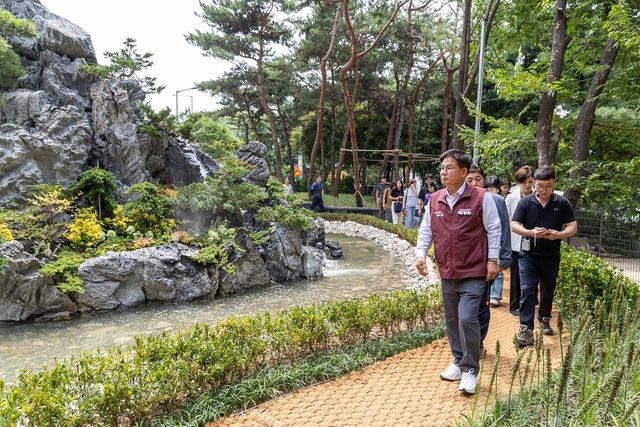 댕댕이 폭포를 둘러보는 박강수 구청장