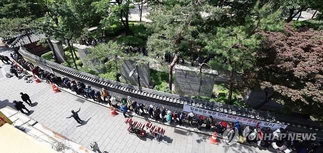 어버이날, 무료 급식 기다리는 어르신들