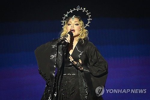 팝스타 마돈나의 2024년 브라질 공연 모습
