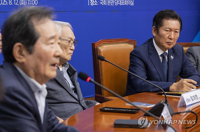 정세균 전 국무총리 발언듣는 정청래 대표