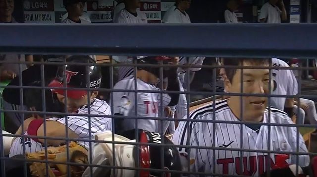 7일 두산전에서 번트 실수한 박관우(왼쪽)를 달래주는 박해민