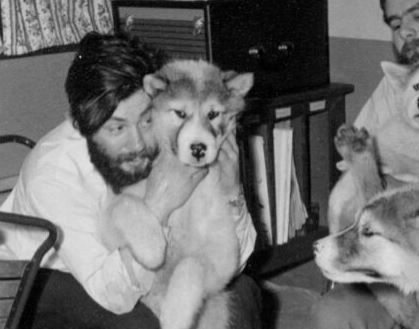 남극 기지에서 동료 및 개들과 시간을 보내는 벨(왼쪽)