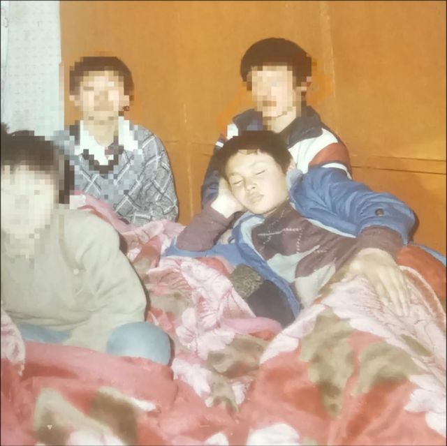 S보육원 시절의 유진수 대표(오른쪽 누운자세)와 보육원 친구들