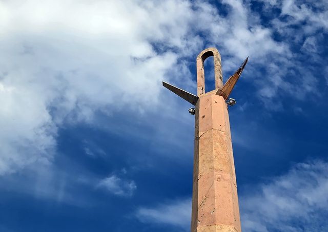 석재 떨어져 나간 멕시코 한인 이민 100주년 기념탑 최상층부