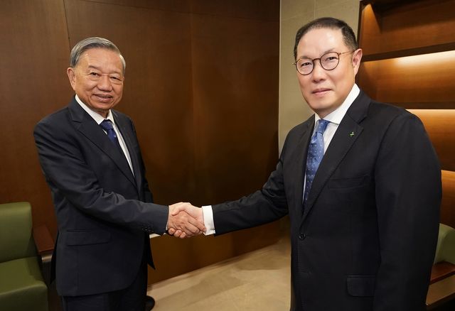 또 럼 베트남 공산당 중앙집행위원회 서기장과 악수하는 조현상 HS효성 부회장