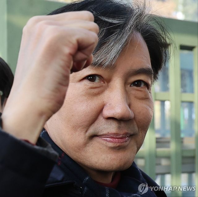 주먹 쥐어보이는 조국 조국혁신당 대표