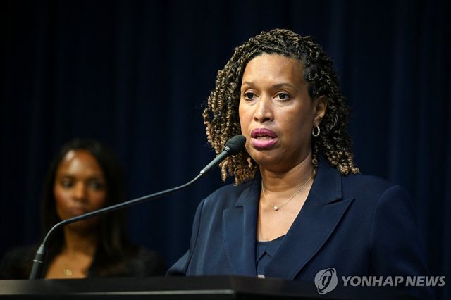 기자회견하는 바우저 워싱턴 DC 시장