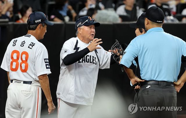 항의하는 김경문 감독