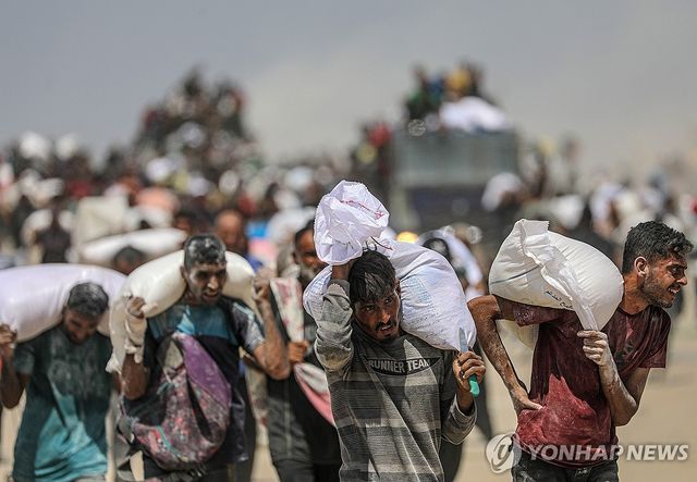 '고난의 삶'…가자지구 식량 배급소 팔레스타인 주민들
