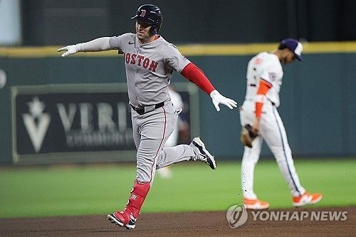 친정 팀 휴스턴을 상대로 투런홈런을 날린 보스턴의 알렉스 브레그먼