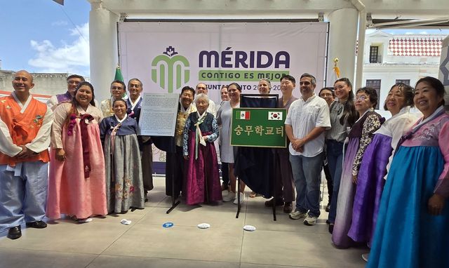 11일(현지시간) 멕시코 숭무학교터 표지판 제막식에 함께 한 한인후손들