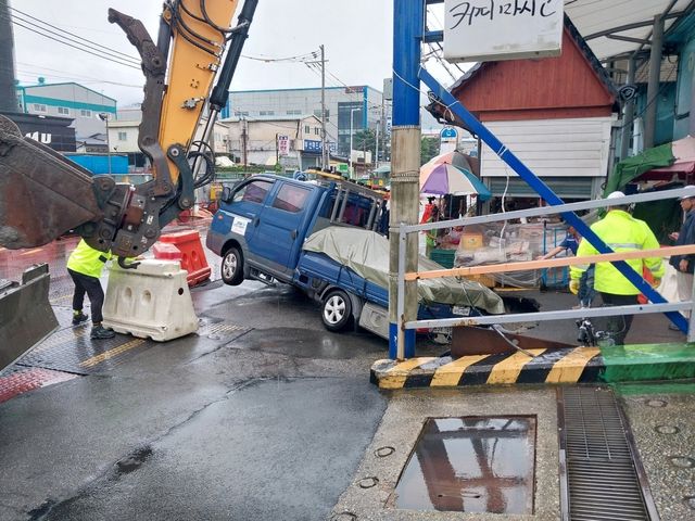 싱크홀에 뒷바퀴 빠진 트럭