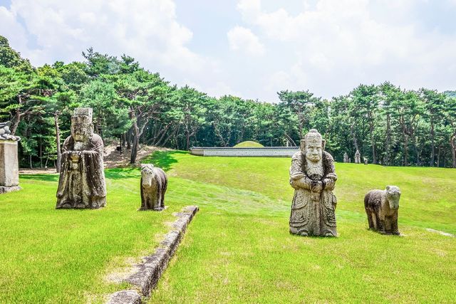 세월의 더께가 느껴지는 창릉의 석물 [사진/백승렬 기자]