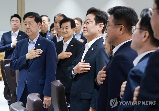 이재명 대통령, 임시 국무회의 국민의례