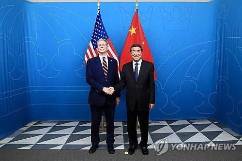 스콧 베선트 미국 재무장관(왼쪽)과 허리펑 중국 국무원 부총리