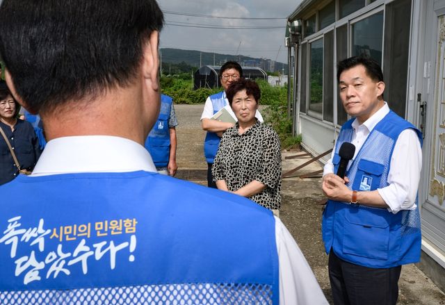 민원 해결 과정 듣는 이재준 수원시장(오른쪽)