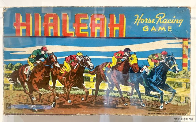 부산시민공원 역사관에 전시된 미국 플로리다주의 하야리아 경마장 홍보물. [사진/권혁창 기자]