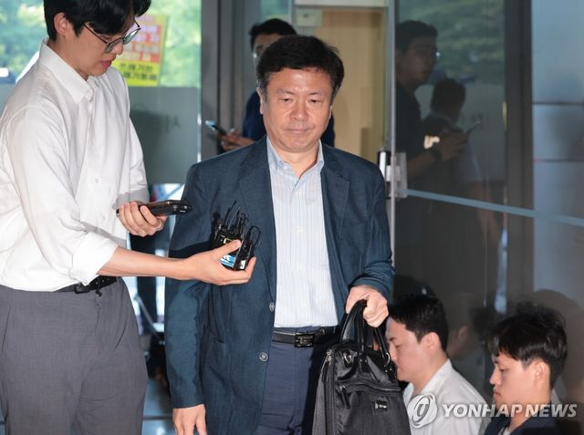 특검 출석하는 전하규 대변인