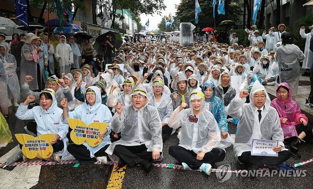 비가 와도 열리는 수요시위