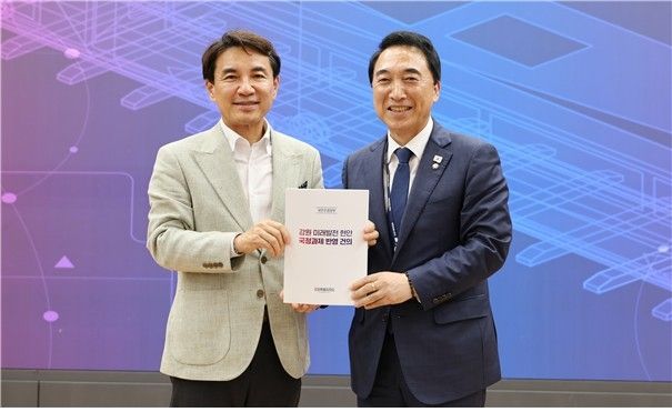 국정기획위원회 균형성장특위 박수현 위원장(오른쪽)을 만난 김진태 지사