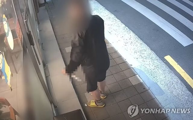 흉기를 들고 식당 안으로 들어가는 A씨