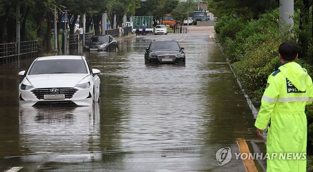 침수된 능곡역 부근 도로