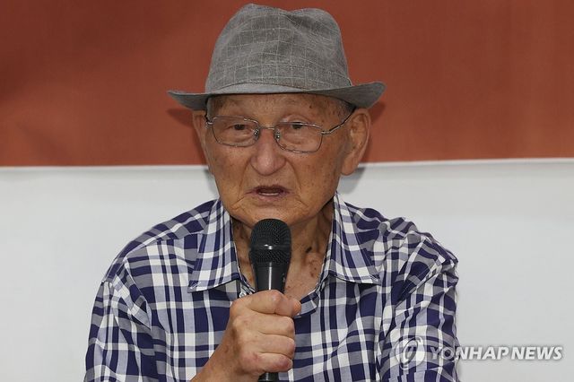 발언하는 비전향장기수 안학섭 씨