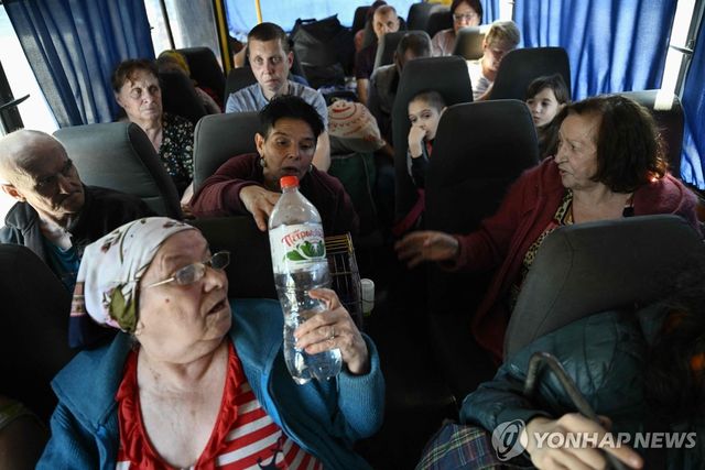 12일(현지시간) 도네츠크주에서 러 공습 이후 대피하는 마을 주민들