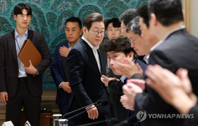 이재명 대통령, 나라재정 절약 간담회 입장