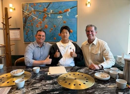 파라곤 스포츠 인터내셔널과 계약한 kt wiz 강백호(가운데)