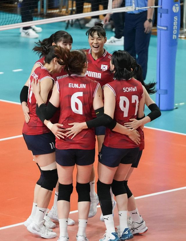 득점 후 기뻐하는 한국 여자배구 대표팀 선수들