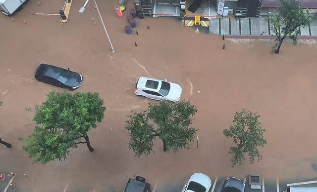 물에 잠긴 도로