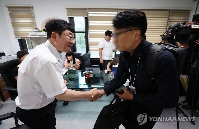 '신의 한수' 신혜식 대표, 경찰에 휴대전화 임의제출