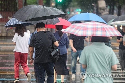 우산 쓴 시민들의 모습